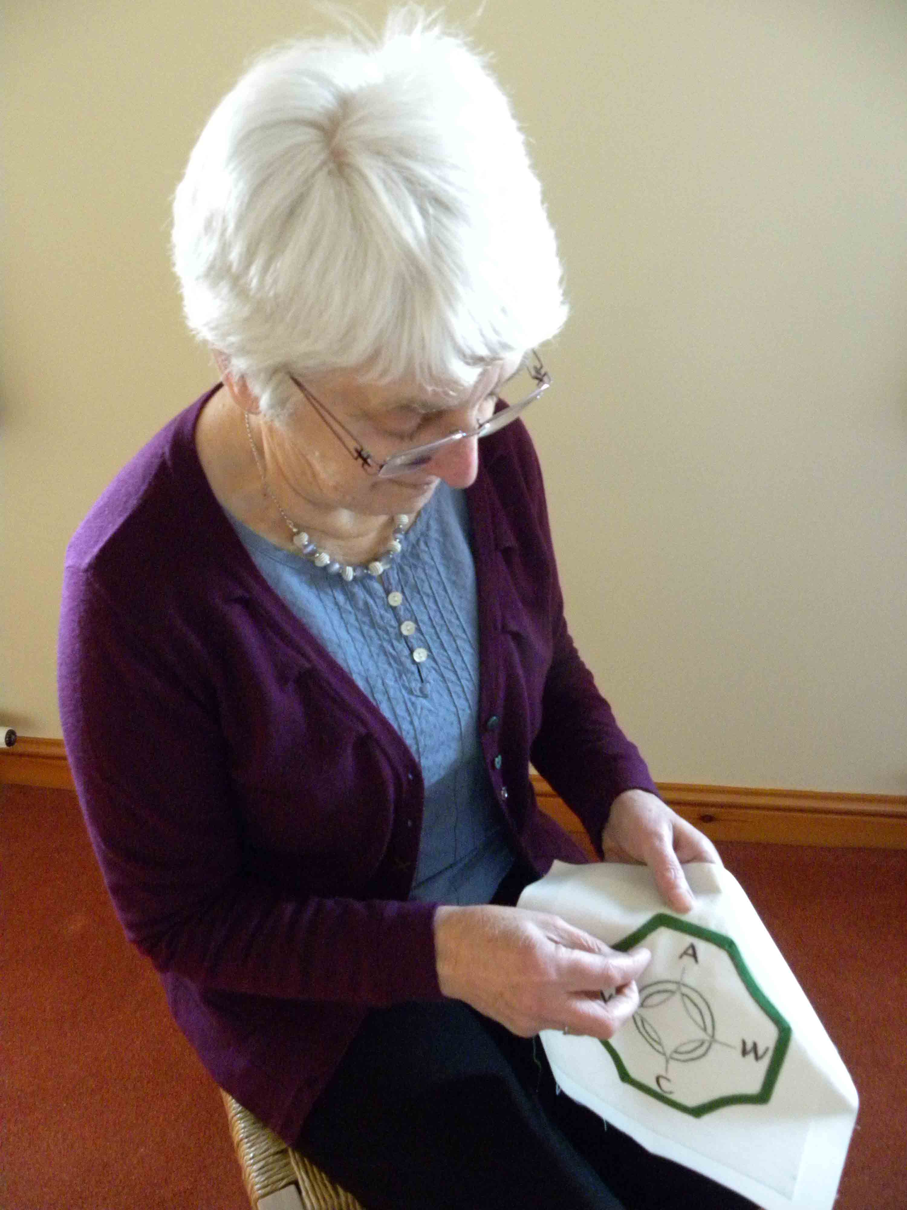 2015-01-19 Pauline and the centenary Quilt.JPG