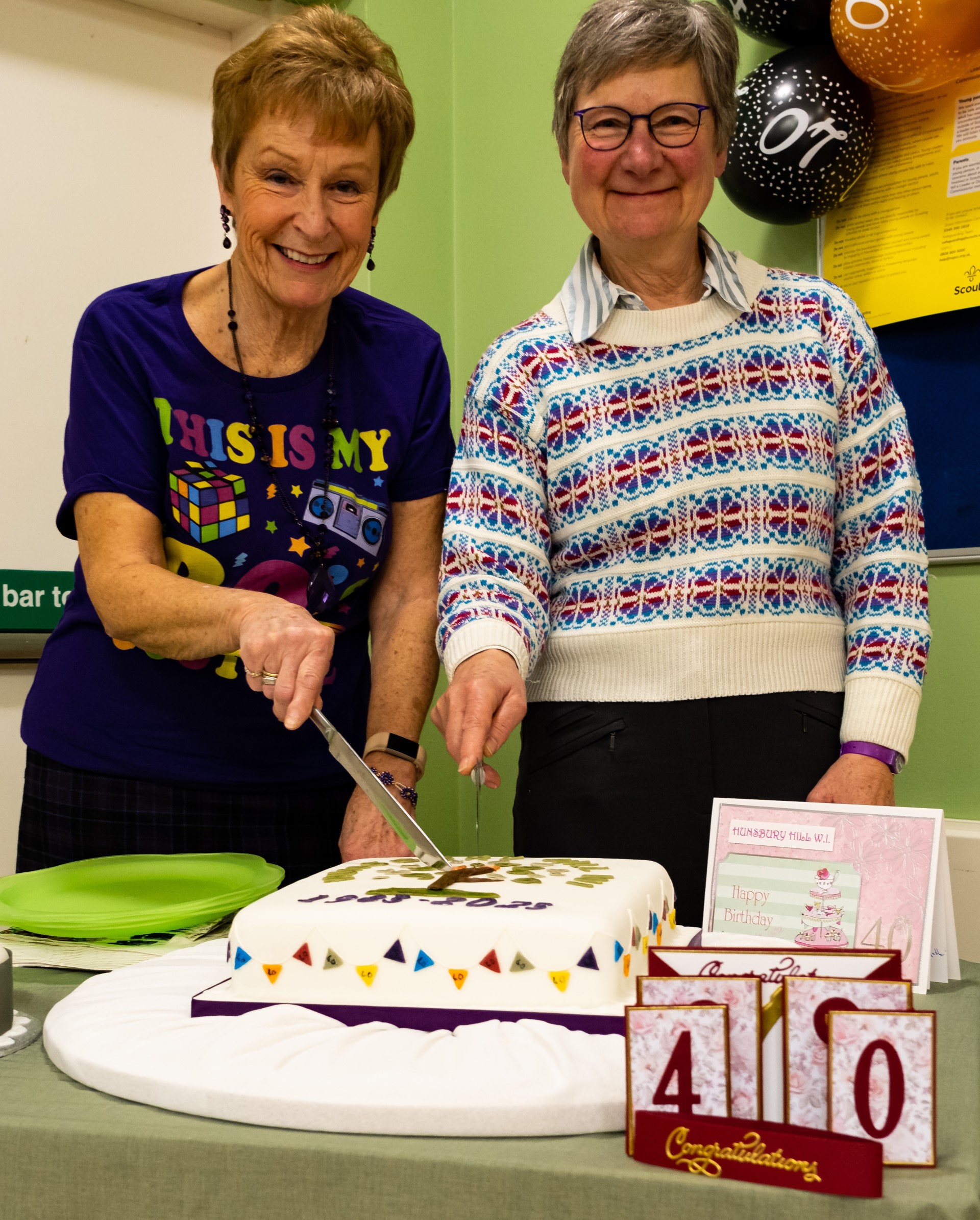 2023 Lynda and Rosie cutting the cake