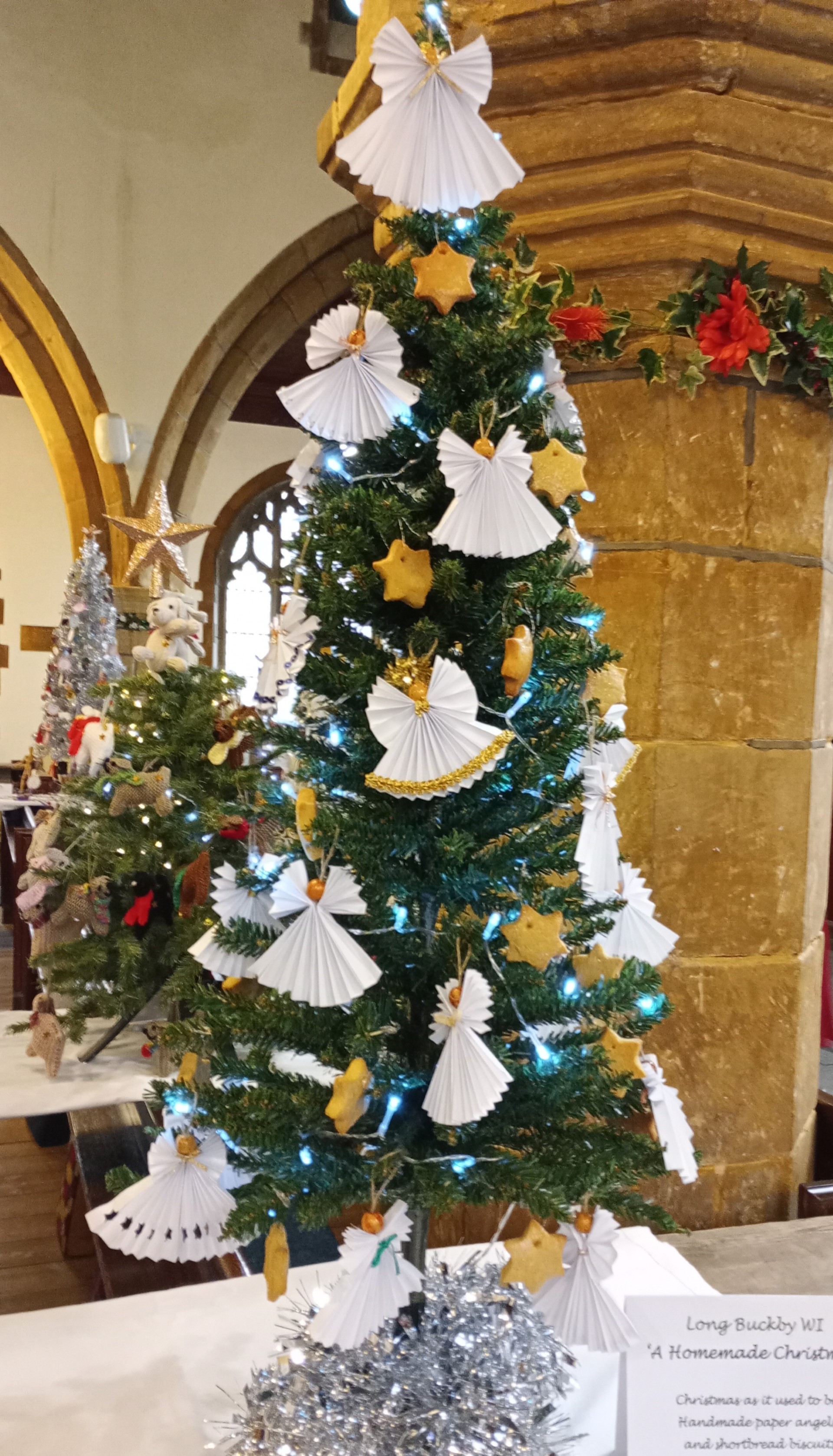 24.03 Paper angels on Christmas tree
