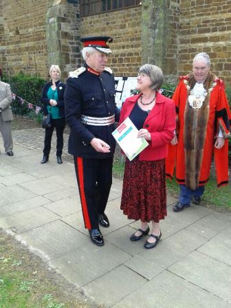 Elaine receiving Certificate