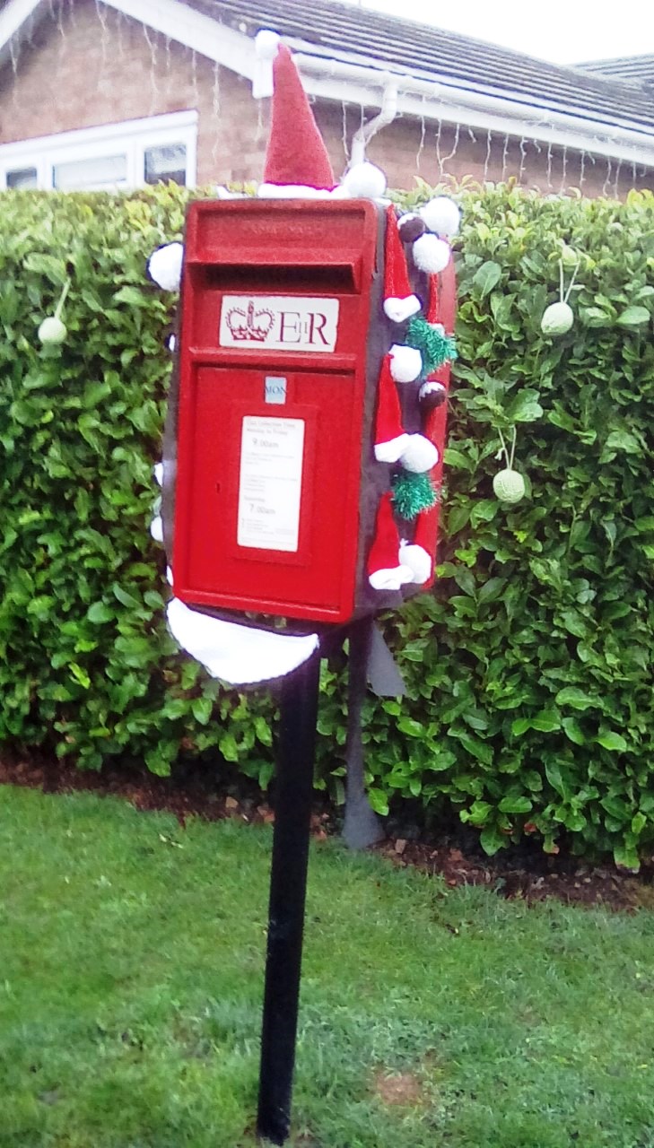 21.12 Santa hats on post boxes