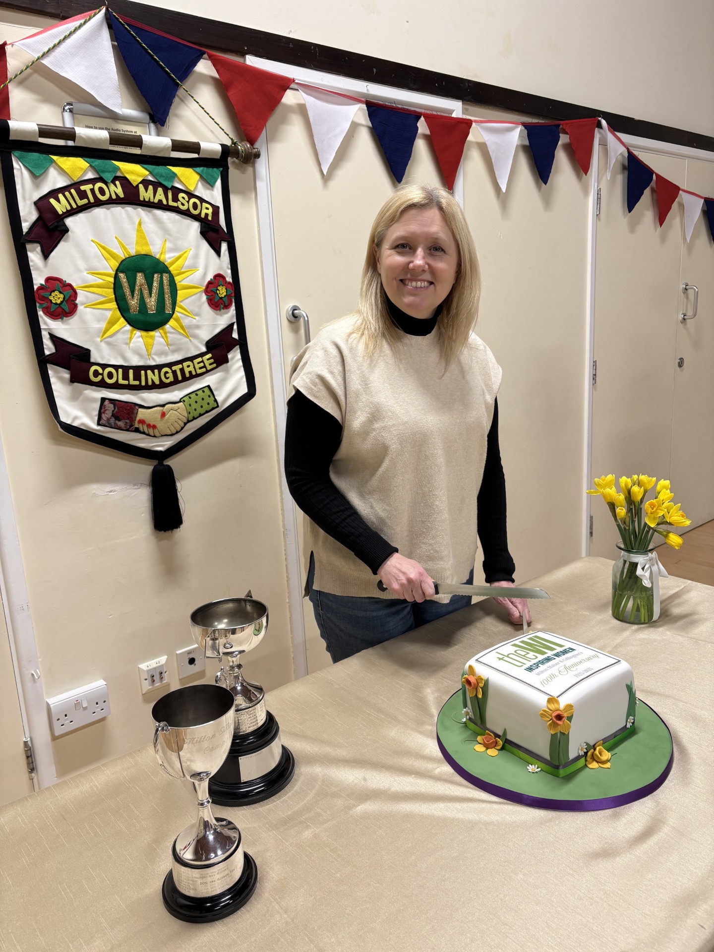 25.03.13 Jackie cutting Centenary Cake