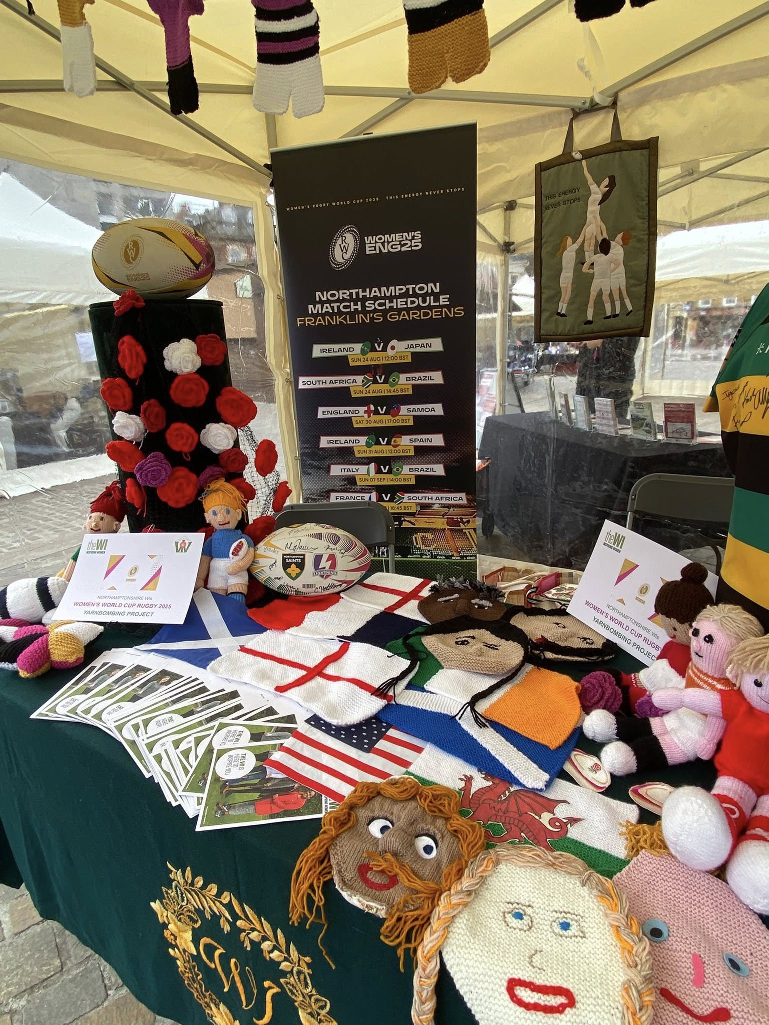 25.04 Examples of Yarnbombing for theWWRC