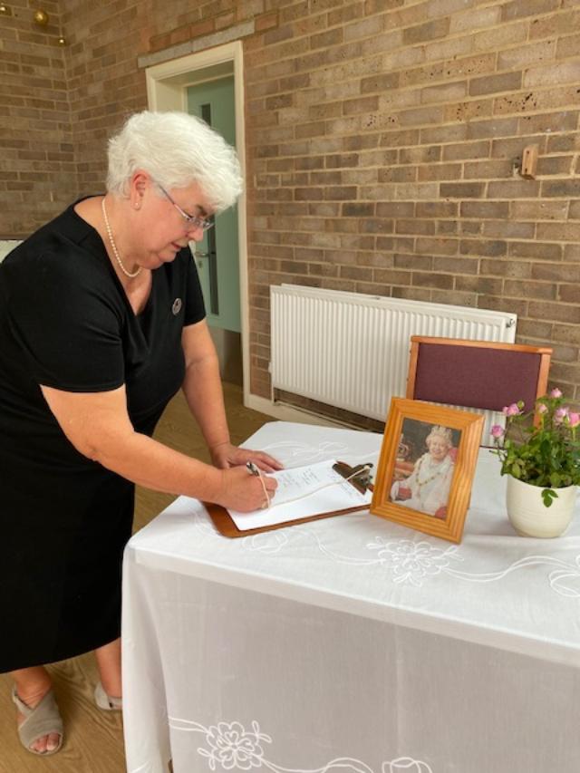 22.09 President signing Condolence Book