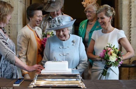 HM The Queen cutting the WI Centenary Cake 