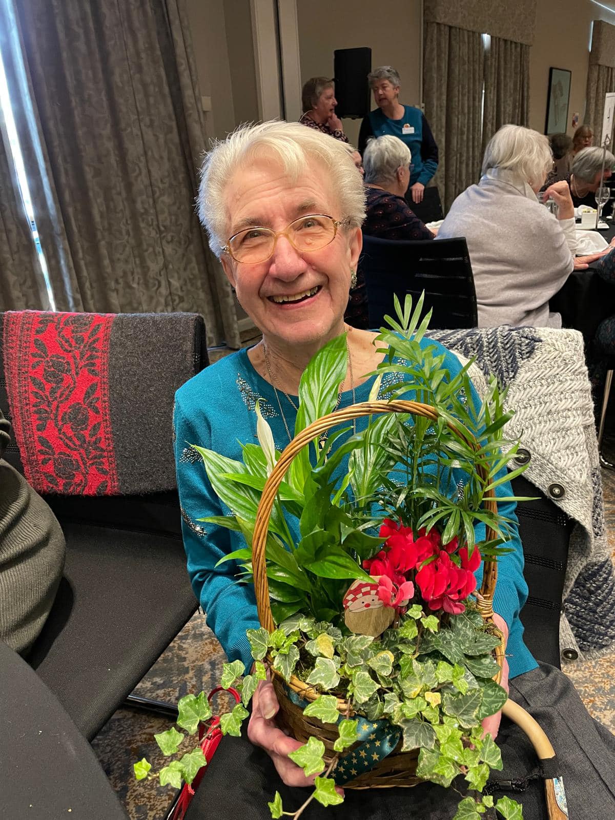A delighted raffle pri\e winner